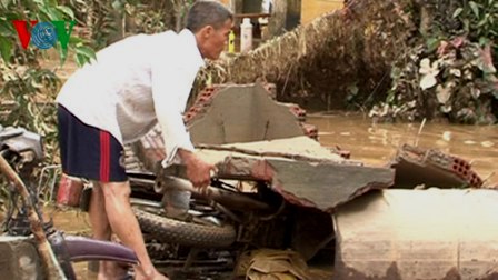 Người dân đang gặp rất nhiều khó khăn sau đợt lũ dữ