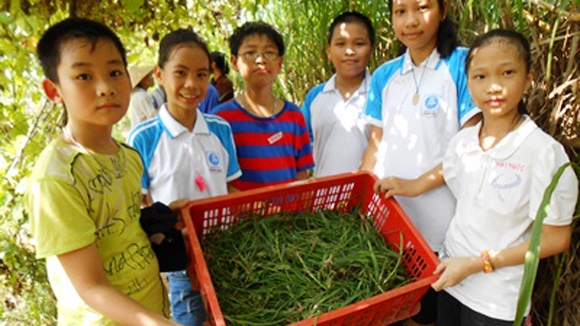 Học sinh hồ hởi khoe thành quả thu hoạch sau một buổi học ngoại khóa ở Sóc Sơn
