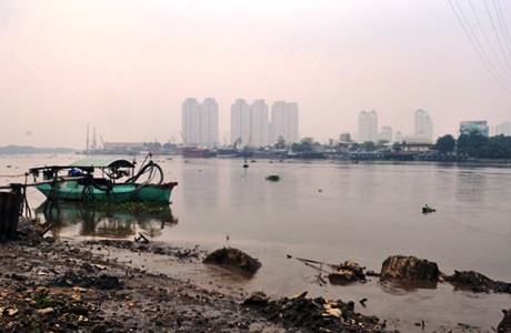 Sông Sài Gòn đang ngày càng ô nhiễm do các nguồn rác thải (Ảnh VGP/Phan Hoàng)