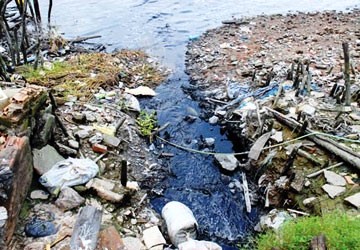 Dòng sông như tờ giấy trắng, khi bị nhuốm màu sẽ rất khó làm sạch (Ảnh VGP/Phan Hoàng)