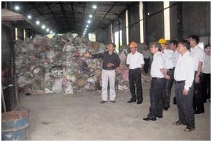 Đoàn giám sát kiểm tra khu xử lý rác thải của Công ty TNHH Môi trường Phú Hà (Ảnh: Báo Phú Thọ)