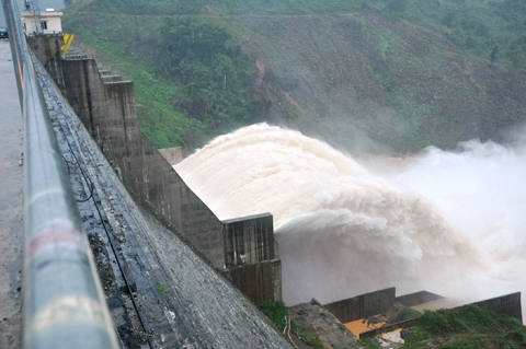 Nhà máy Đắk Mi 4 xã lũ ngày 14-15/11