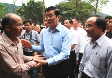 Người dân và lãnh đạo huyện Đại Lộc “tố” với Chủ tịch nước chuyện các thủy điện đồng loạt xả lũ (Ảnh: Lê Phi)