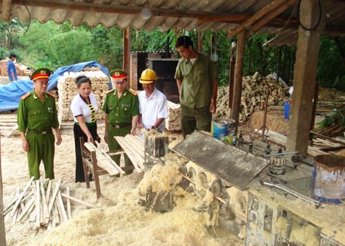 Lực lượng công an tỉnh Thanh Hóa kiểm tra một cơ sở chế biển lâm sản trên địa bàn huyện Quan Hóa 