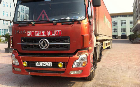 Container chở hơn 46m3 gỗ trắc nhập khẩu đang bị tạm giữ tại trụ sở CA Hà Tĩnh để điều tra nghi vấn gian lận