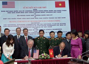Thứ trưởng Bộ LĐTBXH Bùi Hồng Lĩnh và Đại sứ Hoa Kỳ tại Việt Nam David Shear ký kết Bản ghi nhớ
