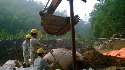 Việc khai quật 10 hố chôn hóa chất độc hại của Cty Thanh Thái tiếp tục bị dừng lại