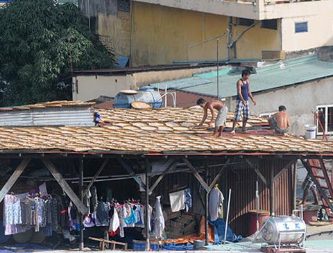 Nhiều loại mứt được phơi trên mái nhà ở khu cư xá Đường Sắt sau khi qua công đoạn sơ chế bằng hóa chất