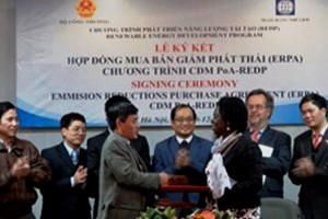 Thứ trưởng Bộ Công Thương Lê Dương Quang cùng đại diện Ngân hàng thế giới tại buổi ký kết hợp đồng mua bán giảm phát thải