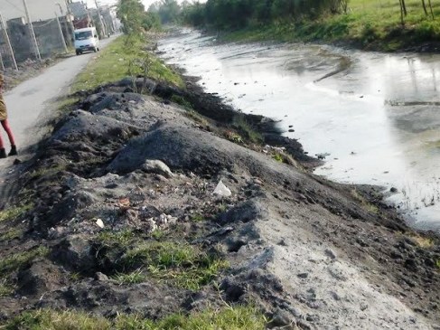 Chất thải rắn nguy hại được đổ thẳng ra lề đường, bờ mương và cánh đồng (Ảnh: Nguyễn Trường/VietnamPlus)