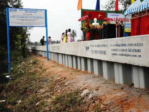 Công trình bờ bao chống ngập bằng cừ vách nhựa uPVC tại quận 12. (Ảnh: Hoàng Hải/Vietnam+)