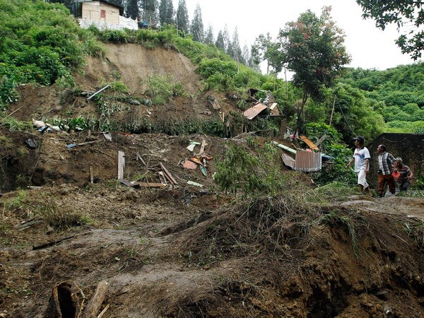 Một khu vực bị lở đất ở Indonesia (Ảnh: AFP/TTXVN)