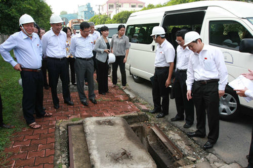 Đoàn công tác của Ủy ban Khoa học, Công nghệ và Môi trường Quốc hội khảo sát tình trạng nước thải tại KCN Biên Hòa 1, Đồng Nai (Ảnh: Tràng Dương/TTXVN)