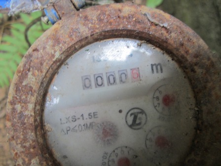 Chiếc đồng hồ nước của gia đình ông Từ Khắc Vương đã chạy 7 năm nhưng vẫn ở 5 số 0 vì chưa từng có giọt nước nào chạy qua 