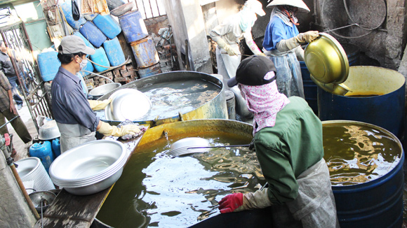 Nước thải từ hoạt động tráng, rửa sản phẩm được xả trực tiếp ra môi trường