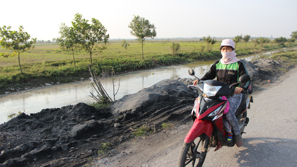 Chất thải rắn nguy hại đổ dọc hai bên đường bên bờ kênh