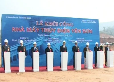 Các đồng chí lãnh đạo tỉnh và đại biểu ấn nút khởi công xây dựng công trình Nhà máy Thủy điện Yên Sơn