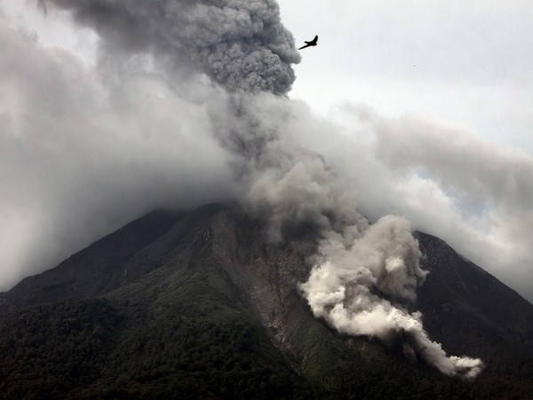 Những cột khói bốc lên từ núi lửa Sinabung trong đợt phun trào mới ngày 5/11 (Ảnh: AFP/TTXVN)