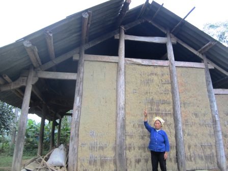 Ngôi nhà của bà Hoàn Thị Xuân đang xiêu vẹo vì mục nát và có thể đổ sập bất cứ lúc nào.
