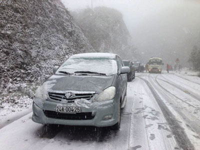 Tuyết rơi trên đèo Ô Quy Hồ (Sa Pa, Lào Cai) vào tháng 12-2013 làm nông dân thiệt hại nặng, giao thông bị chia tách (Ảnh: Văn Phúc)