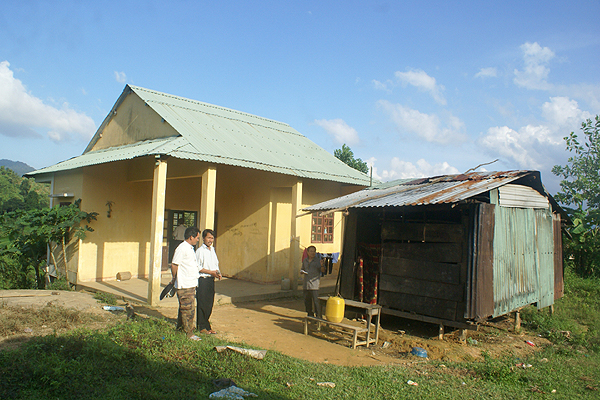 Nhà tái định cư thủy điện không thích hợp, nên nhiều hộ làm thêm nhà bên cạnh để ở.