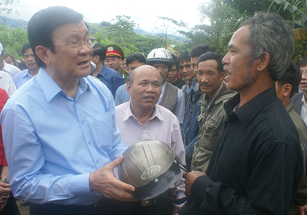 Chủ tịch nước Trương Tấn Sang thăm, chia sẻ khó khăn của người dân tại khu tái định cư Thủy điện Sông Tranh 2 (huyện Bắc Trà My) 