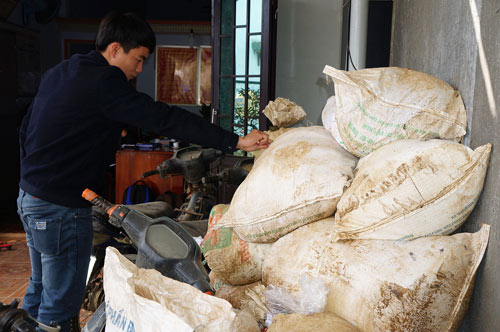 Mấy chục bao quặng vàng, xe máy của “vàng tặc” bị lực lượng Đồn công an Tam Lãnh vừa thu giữ trong lúc truy quét.