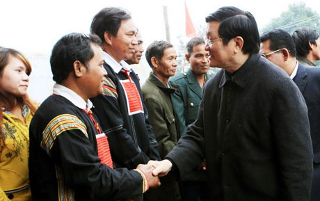 Chủ tịch nước Trương Tấn Sang thăm hỏi nhân dân Buôn Tai, xã Krông Jing, huyện M'Drăk (Ảnh: Nguyễn Khang/TTXVN)