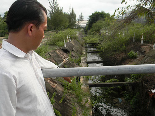 Nước thải từ các nhà máy tại Khu Kinh tế mở Chu Lai xả ra môi trường (Ảnh: Trần Thường/nld.com.vn)