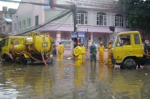Nhiều tuyến phố ở Hà Nội thường xuyên bị ngập mỗi khi mưa lớn (Ảnh: VietNamNet)
