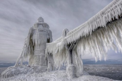 Một ngọn hải đăng đông cứng trong băng tuyết ở Michigan