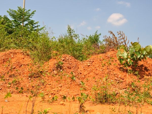 Khai thác khoáng sản trái phép còn gây bức xúc tại nhiều địa phương (Ảnh: TTXVN)