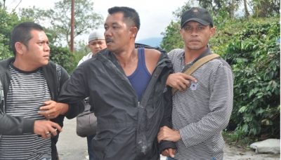 Lực lượng cảnh sát bắt giữ kẻ bị tình nghi