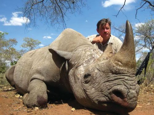 Mỗi năm Chính phủ Namibia cấp ba giấy phép săn tê giác đen. Chỉ được săn những con già nua, không còn khả năng sinh sản (Ảnh: TLCK)