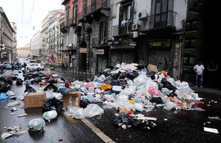 Khủng hoảng rác thải ở thành phố Naples của Italy năm 2010 (Ảnh: AP)