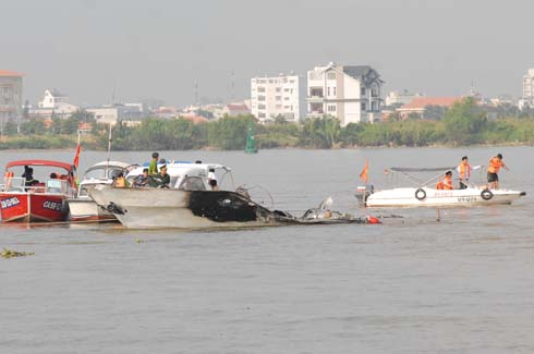 Tàu cánh ngầm nổi trên mặt nước sông Sài Gòn (Ảnh: Lê Linh)