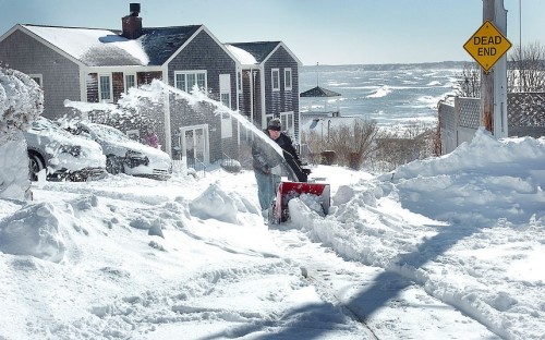 Một người dân dùng máy dọn tuyết trước nhà ở Allerton Hill, Massachusetts.
