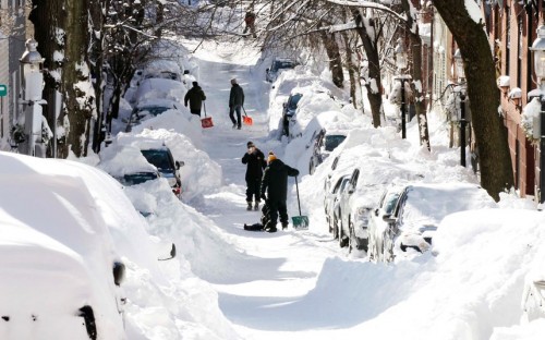 Cư dân đào tuyết trên một con phố ở Boston.