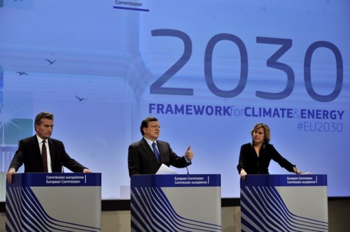 Các quan chức Uỷ ban Châu Âu tại buổi họp báo công bố kế hoạch ứng phó với hiện tượng thay đổi khí hậu đến năm 2030 (Ảnh: AFP)