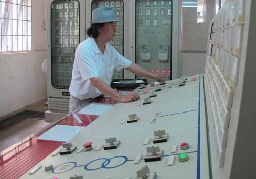 Kỹ sư Nguyễn Quyền điều khiển hệ thống máy tính kiểm soát tuốc bin của nhà máy thủy điện Krông Hin