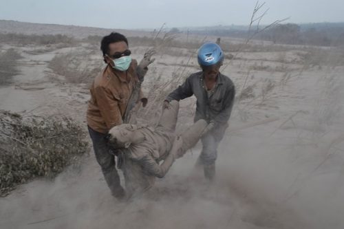 Người dân Indonesia đang cố cứu sống một nạn nhân sau khi núi Sinabung phun trào tại quận Karo, phía bắc đảo Sumatra ( Ảnh: Getty Images)