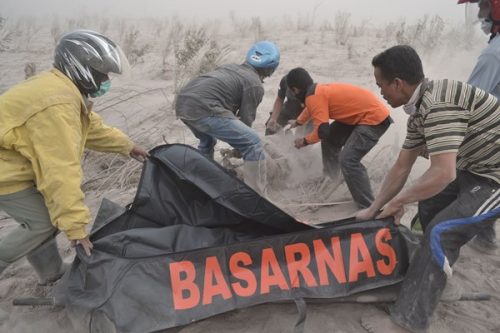 Lực lượng cứu hộ tại Karo đang cứu lấy thi thể một nạn nhân (Ảnh: Getty Images)