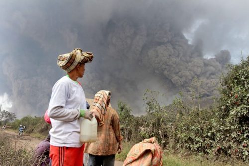 Núi lửa ở phía tây Indonesia đã tung ra các đám khói bụi nóng cháy da (Ảnh: AP)