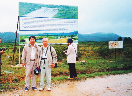 GS Võ Quý (người thứ hai từ phải sang) trong chuyến công tác tại huyện Kỳ Anh, Hà Tĩnh (ảnh nhân vật cung cấp)