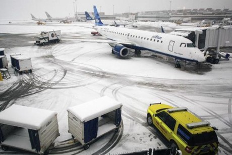 Những chiếc máy bay tại Boston phải chờ ở sân bay do thời tiết xấu (Ảnh: Reuters)