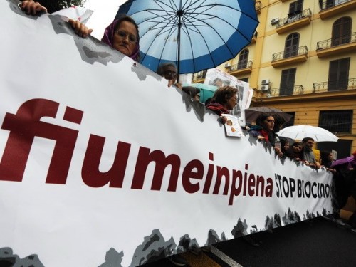 Người dân Italy đã tổ chức biểu tình phản đối việc các cơ sở sản xuất của các băng đảng mafia đã tạo ra hàng trăm bãi rác bất hợp pháp thải khí độc ở thành phố Naples. (Ảnh: AFP/TTXVN)
