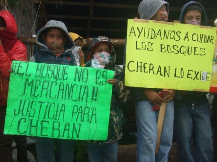 Trẻ em biểu tình đòi quyền đất đai cho cộng đồng bản địa ở Cherãn (Ảnh: Daniela Pastrana/IPS)