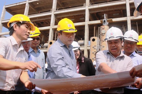 Phó Thủ tướng Hoàng Trung Hải xem xét tiến độ thi công các hạng mục trên công trường. (Ảnh: Nguyên Linh/Chinhphu.vn)