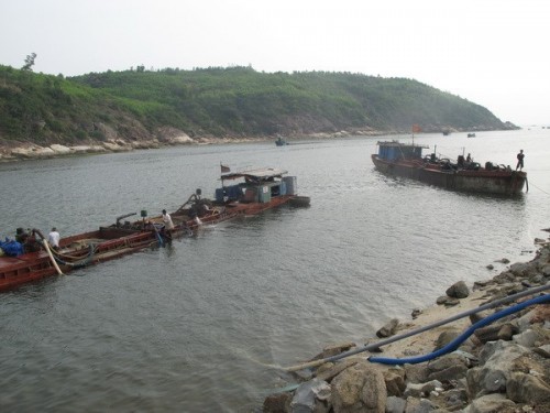 Dùng tàu hút cát đưa lên bờ tại Cửa biển Tam Quan (Ảnh: Viết Ý/TTXVN)
