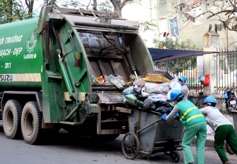 Thu gom, vận chuyển rác thải khu vực quận Hai Bà Trưng (Ảnh: Đình Huệ - TTXVN)